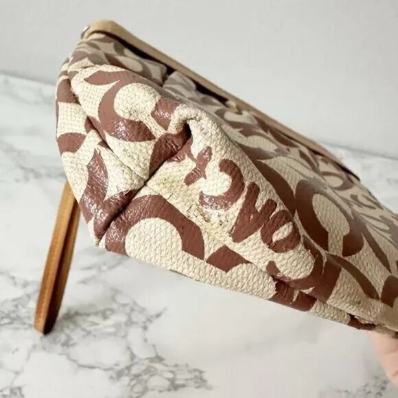 Coach Op Art Tan Brown Pleated Coated Canvas Large Zip Top Wristlet - Picture 3 of 13